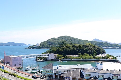 鳥羽湾に浮かぶミキモト真珠島とその橋